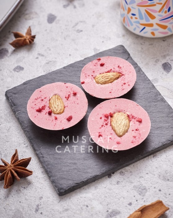 Рубиновые шоколадные монетки с миндалем и кусочками малины