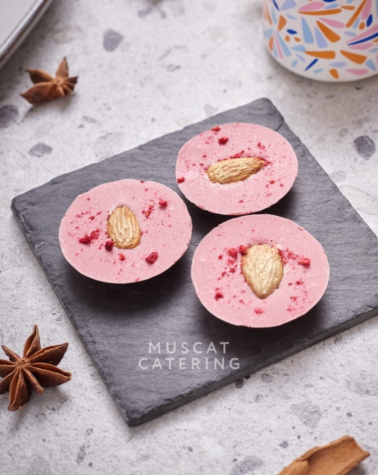 Рубиновые шоколадные монетки с миндалем и кусочками малины